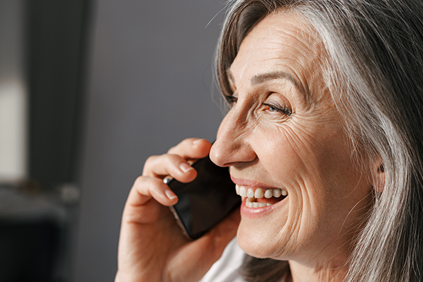 ältere Frau am Telefon