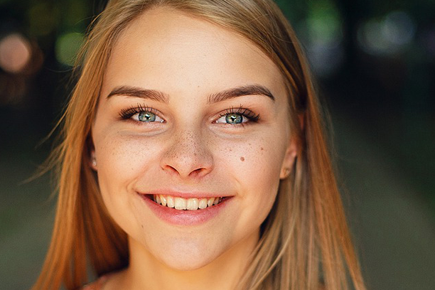 junge Frau lächelt1